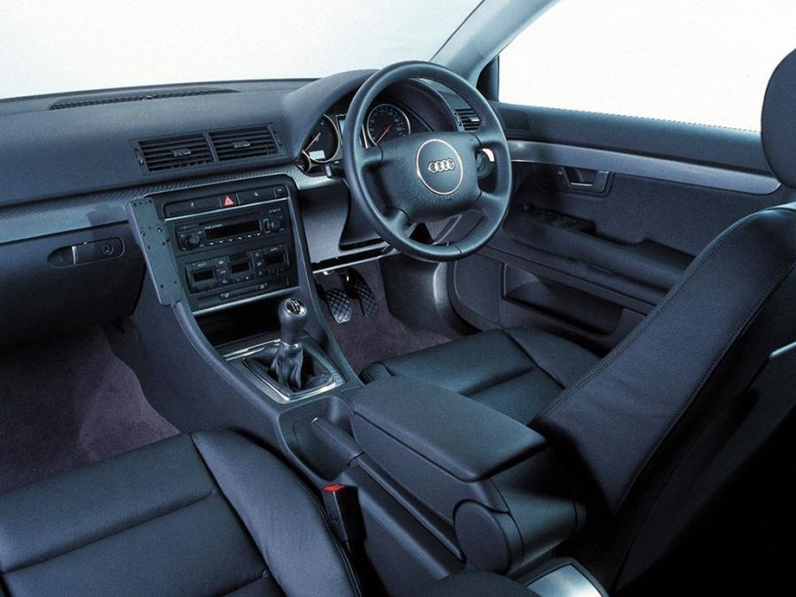 Интерьер Audi A4 2.0 Sedan (B6,8E) 2000 года  (ZA) (фото 2 из 7)